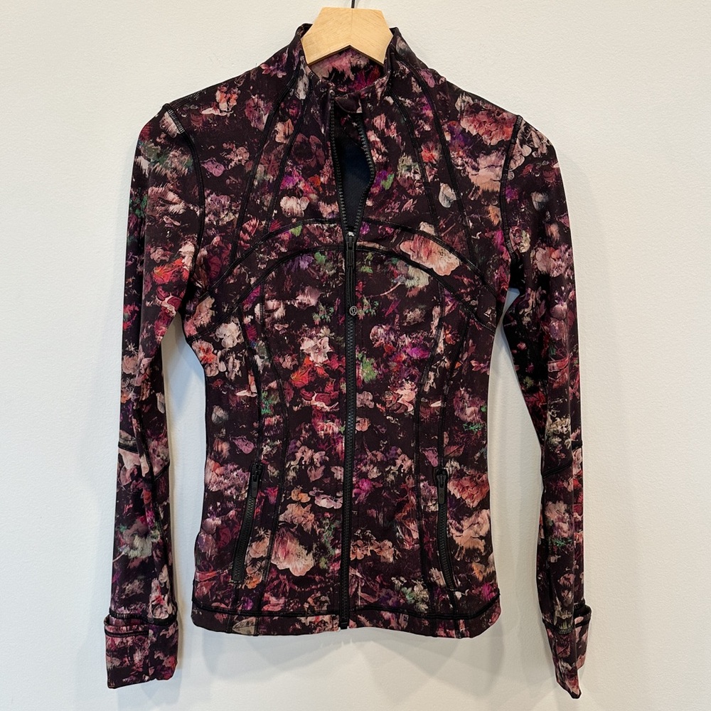 Lululemon Define Jacket Luxtreme in Floral Antique (purple / multi), size 4